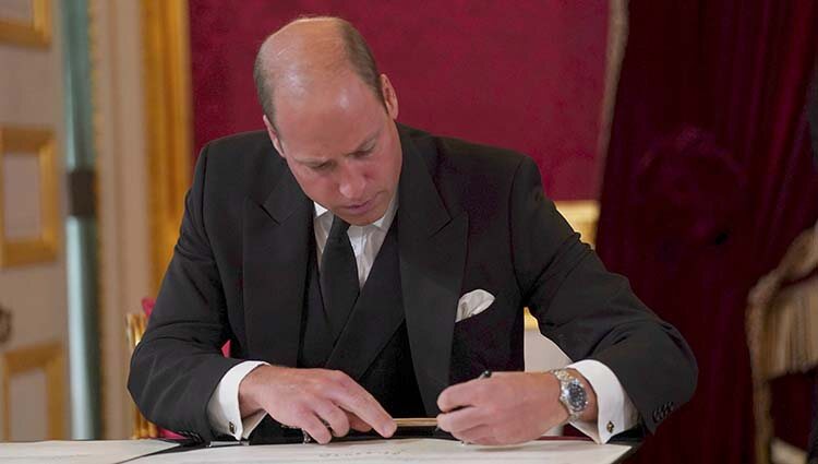 El Príncipe Guillermo firmando durante el acto de proclamación del Rey Carlos III