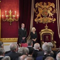 El Príncipe Guillermo, la Reina Camilla y el Rey Carlos III durante el acto de proclamación