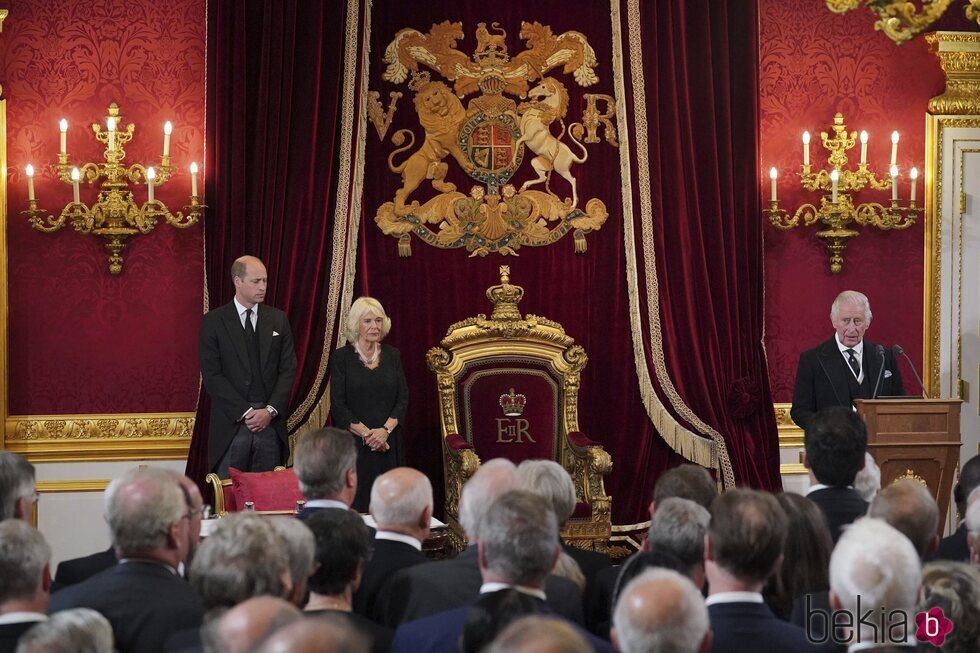El Príncipe Guillermo, la Reina Camilla y el Rey Carlos III durante el acto de proclamación