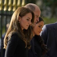 Los Príncipes de Gales y los Duques de Sussex a las puertas de Windsor tras la muerte de la Reina Isabel II