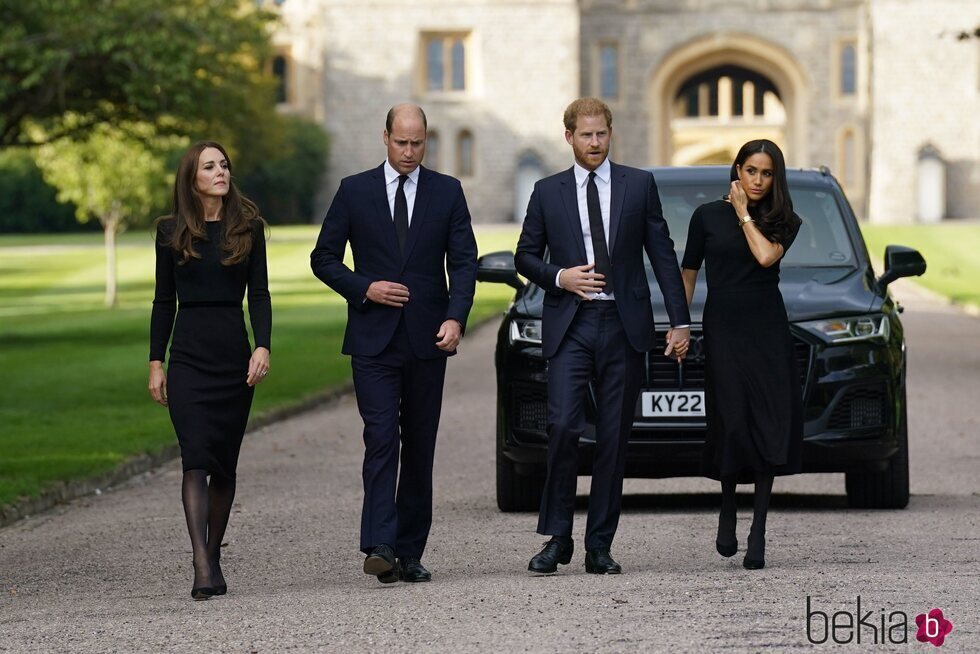Los Príncipes de Gales y los Duques de Sussex saliendo de Windsor