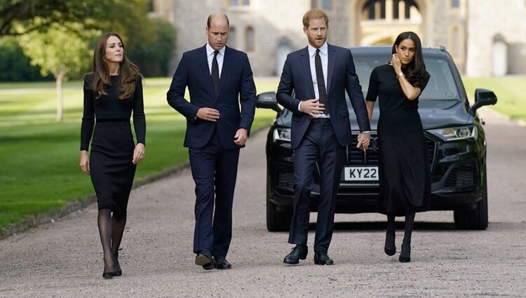 Los Príncipes de Gales y los Duques de Sussex saliendo de Windsor