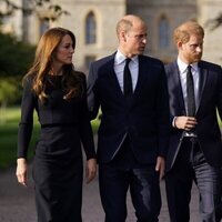 Los Príncipes de Gales y los Duques de Sussex saliendo de Windsor tras la muerte de la Reina Isabel II