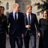 Los Príncipes de Gales y los Duques de Sussex saliendo de Windsor tras la muerte de la Reina Isabel II