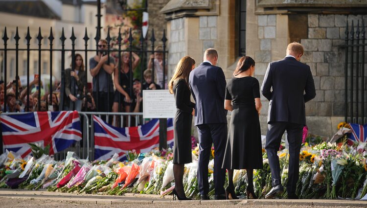 Los Príncipes de Gales y los Duques de Sussex junto a las ofrendas florales en Windsor por la muerte de la Reina Isabel II