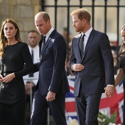 Los Príncipes de Gales y los Duques de Sussex, de riguroso luto, a las puertas de Windsor