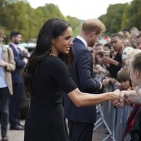 Meghan Markle y el Príncipe Harry saludando a la gente ante el castillo de Windsor