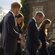 El Príncipe Harry, Meghan Markle, Kate Middleton y el Príncipe Guillermo ante las ofrendas florales en Windsor por la Reina Isabel II