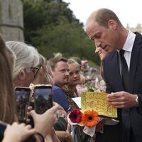 El Príncipe Guillermo recibiendo muestras de cariño por la muerte de la Reina Isabel II