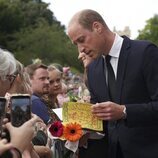 El Príncipe Guillermo recibiendo muestras de cariño por la muerte de la Reina Isabel II