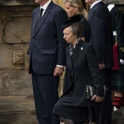 La Princesa Ana hace una reverencia ante la llegada de los restos mortales de la Reina Isabel II a Holyroodhouse