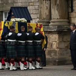 La Princesa Ana hace una reverencia ante el féretro de la Reina Isabel II a su llegada a Holyroodhouse