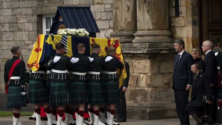 La Princesa Ana hace una reverencia ante el féretro de la Reina Isabel II a su llegada a Holyroodhouse