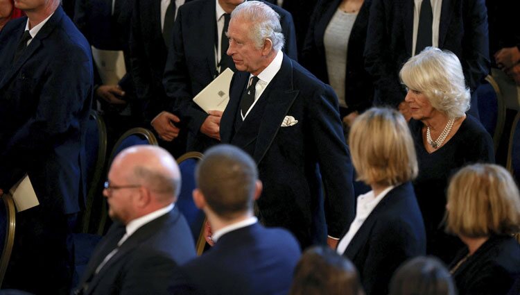 Los Reyes Carlos y Camilla a su llegada al Palacio de Westminster para el primer discurso de Carlos III en el Parlamento
