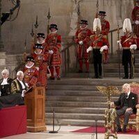 Los Reyes Carlos y Camilla escuchan al Lord Speaker con motivo del primer discurso de Carlos III en el Parlamento