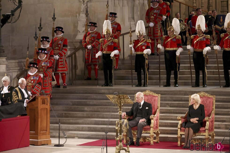 Los Reyes Carlos y Camilla escuchan al Lord Speaker con motivo del primer discurso de Carlos III en el Parlamento