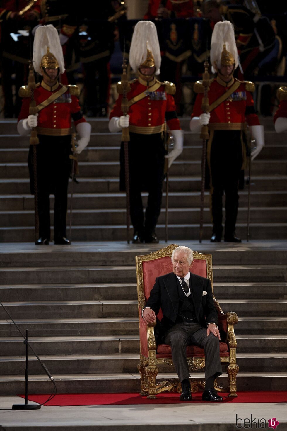 El Rey Carlos III en el Palacio de Westminster antes de su primer discurso en el Parlamento como Rey
