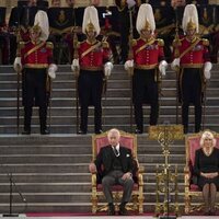 Los Reyes Carlos y Camilla antes del primer discurso del Rey Carlos III en el Parlamento