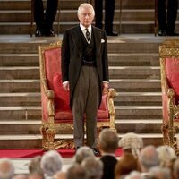 La Reina Camilla canta el Himno de Reino Unido ante el Rey Carlos tras el primer discurso de Carlos III en el Parlamento