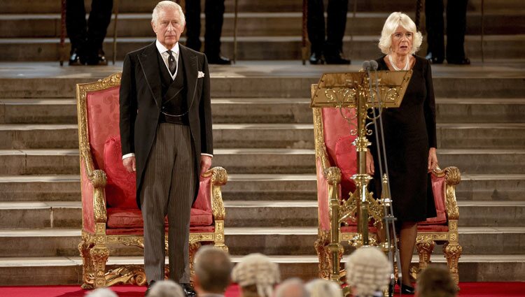 La Reina Camilla canta el Himno de Reino Unido ante el Rey Carlos tras el primer discurso de Carlos III en el Parlamento