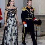 Federico y Mary de Dinamarca en la cena de gala por el 50 aniversario de reinado de Margarita de Dinamarca
