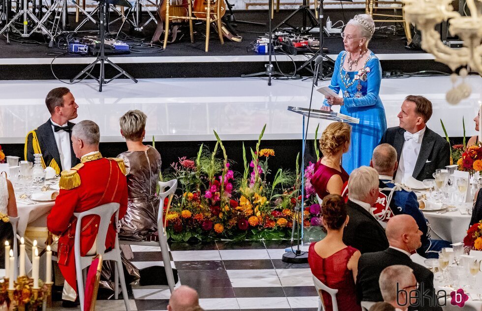 Margarita de Dinamarca dando un discurso en la cena de gala por el 50 aniversario de su reinado