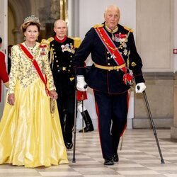 Harald y Sonia de Noruega en la cena de gala por el 50 aniversario de reinado de Margarita de Dinamarca