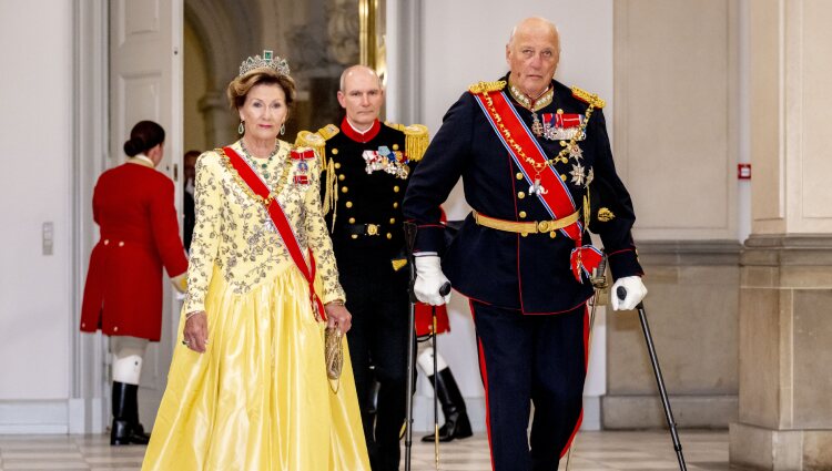 Harald y Sonia de Noruega en la cena de gala por el 50 aniversario de reinado de Margarita de Dinamarca
