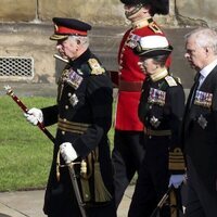 El Rey Carlos III, la Princesa Ana, el Príncipe Andrés y el Príncipe Eduardo en el cortejo fúnebre de la Reina Isabel II en Edimburgo