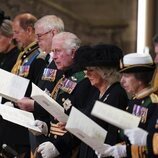 El Rey Carlos, la Reina Camilla, Príncipe Andrés, el Príncipe Eduardo y demás familia en el funeral de Edimburgo por la Reina Isabel