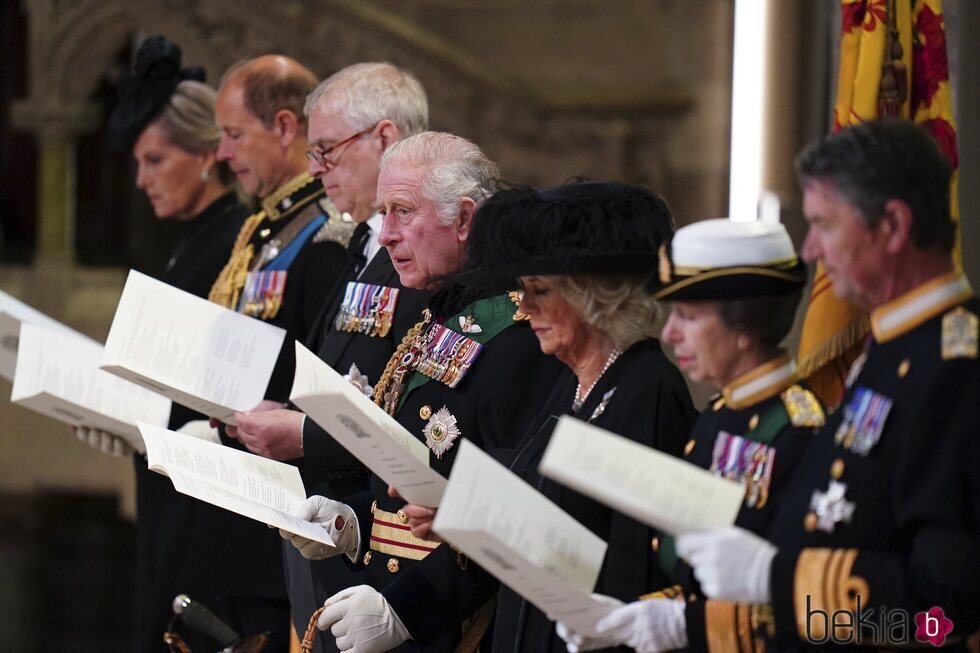 El Rey Carlos, la Reina Camilla, Príncipe Andrés, el Príncipe Eduardo y demás familia en el funeral de Edimburgo por la Reina Isabel