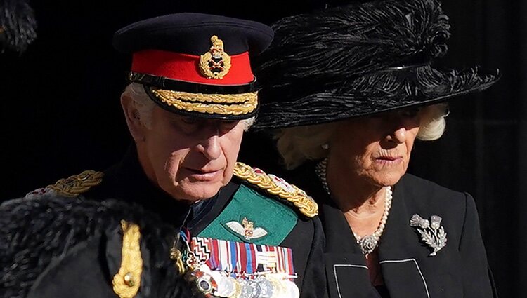 El Rey Carlos y la Reina Camilla en el funeral por la Reina Isabel II en Edimburgo