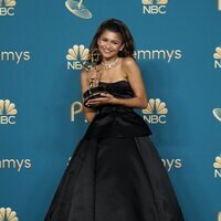 Zendaya posa con su galardón en los Premios Emmy 2022