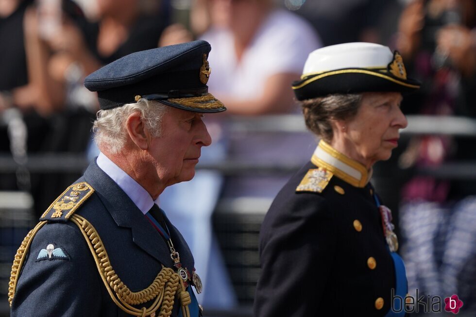 El Rey Carlos III y la Princesa Ana acompañan al féretro de la Reina Isabel II a su salida de Buckingham Palace