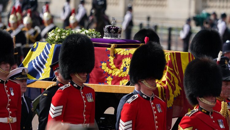 El féretro de la Reina Isabel II sale por última vez de Buckingham Palace