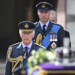 Príncipe Guillermo de Gales y el Rey Carlos III acompañan al féretro de Isabel II