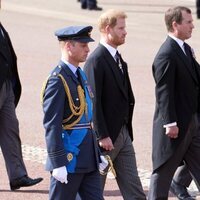 Príncipe Guillermo de Gales y Príncipe Harry acompañando al féretro de Isabel II