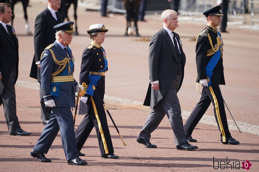 El Rey Carlos III, la Princesa Ana y los Príncipes Andrés y Eduardo acompañan al féretro de Isabel II