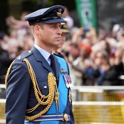 El Príncipe Guillermo de Gales acompaña al féretro de Isabel II en su traslado desde Buckingham Palace