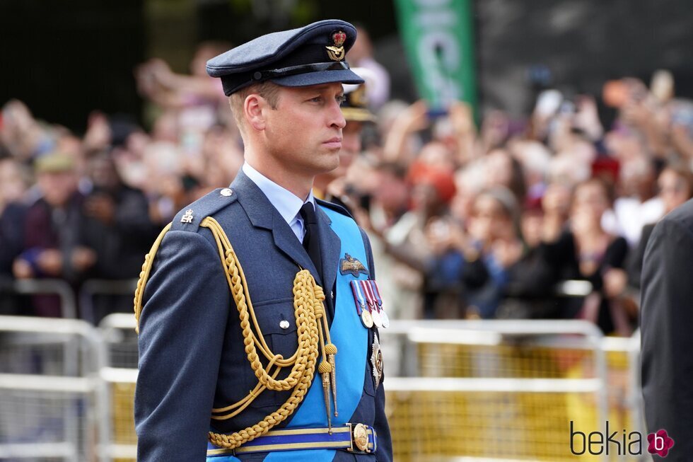 El Príncipe Guillermo de Gales acompaña al féretro de Isabel II en su traslado desde Buckingham Palace