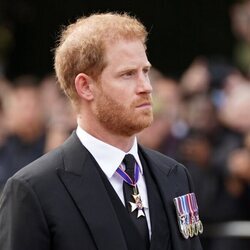 El Príncipe Harry acompaña al féretro de Isabel II en su traslado desde Bucnkingham Palace