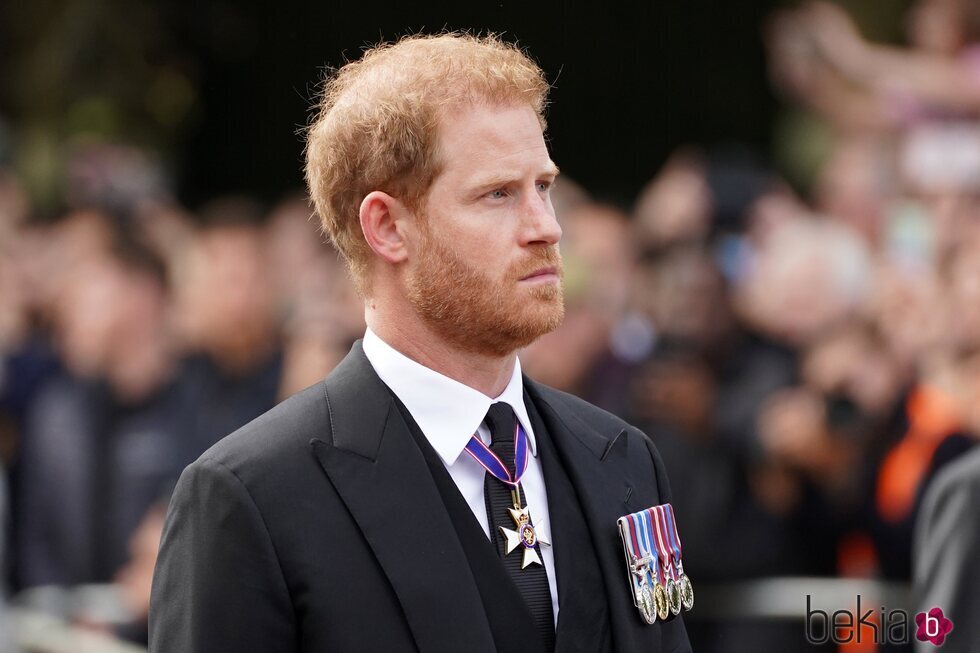 El Príncipe Harry acompaña al féretro de Isabel II en su traslado desde Bucnkingham Palace