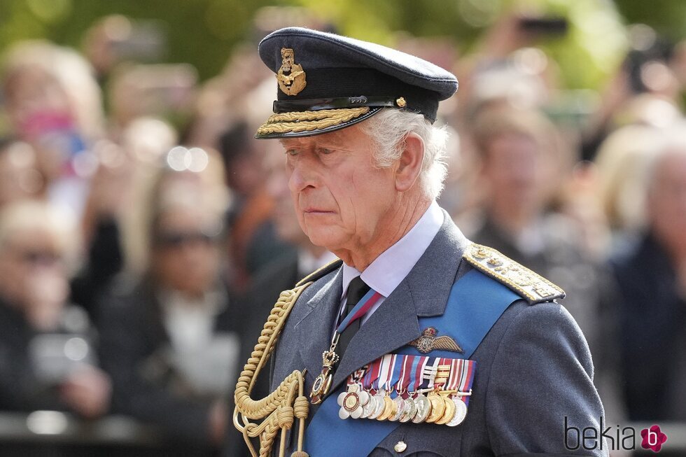 El Rey Carlos III acompaña al féretro de Isabel II en su traslado desde Buckingham Palace