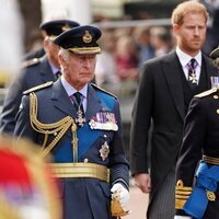 El Rey Carlos III, la Princesa Ana y el Príncipe Harry salen de Buckingham acompañando a la Reina Isabel II