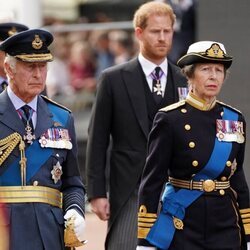 El Rey Carlos III, la Princesa Ana y el Príncipe Harry salen de Buckingham acompañando a la Reina Isabel II