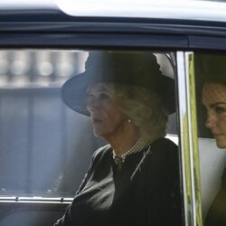 La Reina Camilla y la Princesa de Gales salen de Buckingham acompañando a la Reina Isabel II