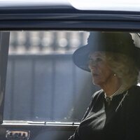 La Reina Camilla y la Princesa de Gales salen de Buckingham acompañando a la Reina Isabel II