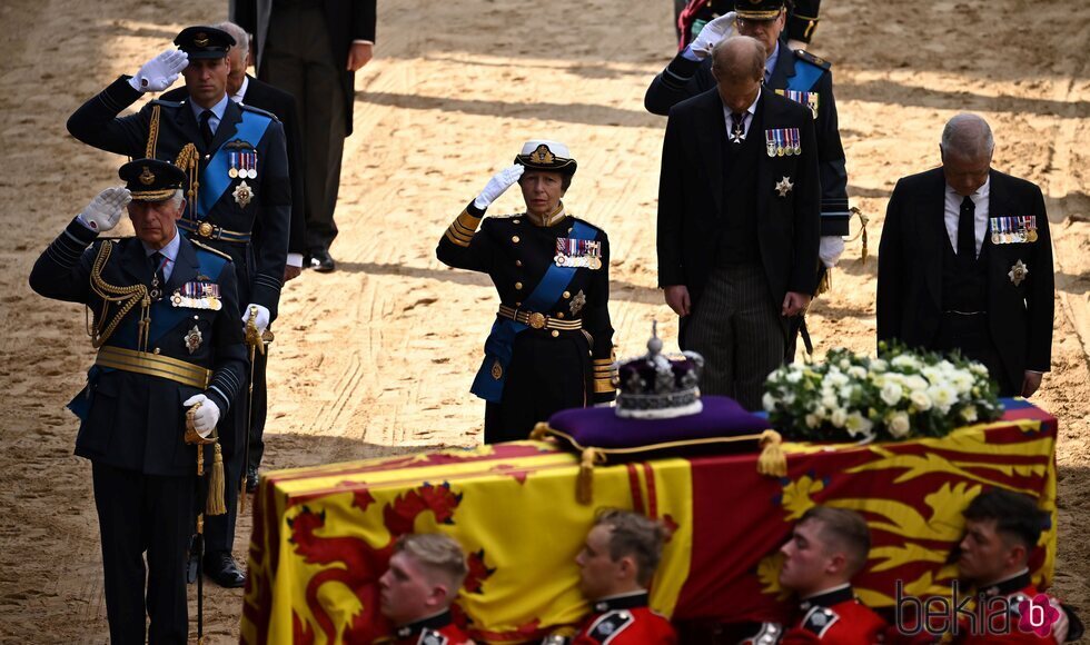 Carlos III, la Princesa Ana y el Príncipe Guillermo hacen el saludo militar ante el féretro de la Reina Isabel II