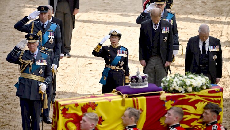 Carlos III, la Princesa Ana y el Príncipe Guillermo hacen el saludo militar ante el féretro de la Reina Isabel II
