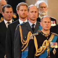 El Príncipe Harry, el Príncipe Guillermo, Meghan Markle y el Príncipe Eduardo acompañando el féretro de Isabel II